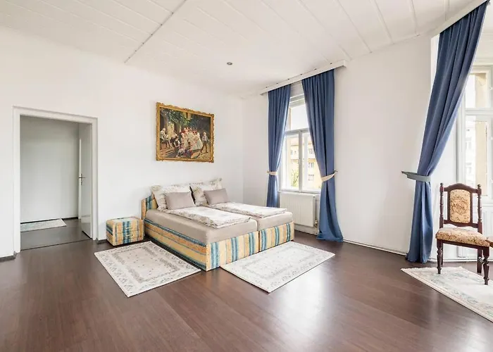 Charming Spacious דירה